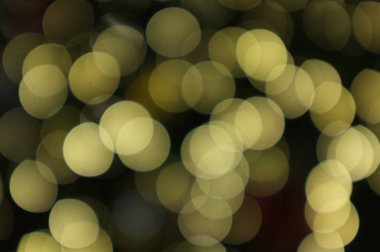 Bokeh arkaplanlı yılbaşı ağacında bulanık ışık kutlaması