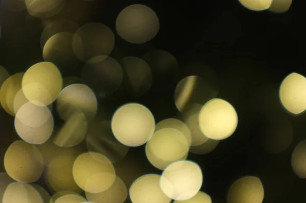 Bokeh arkaplanlı yılbaşı ağacında bulanık ışık kutlaması — Stok fotoğraf