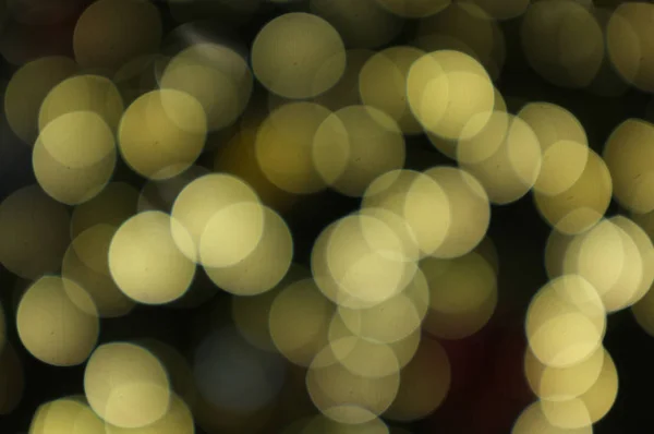 Fête de la lumière floue sur l'arbre de Noël avec fond bokeh — Photo