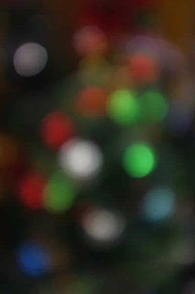 Fête de la lumière floue sur l'arbre de Noël avec fond bokeh — Photo