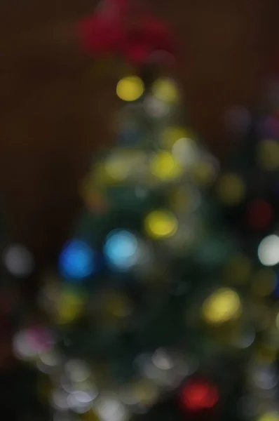 Blur celebración de la luz en el árbol de Navidad con fondo bokeh — Foto de Stock