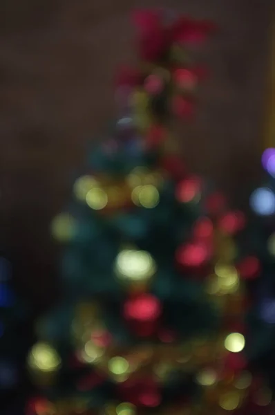 Blur celebración de la luz en el árbol de Navidad con fondo bokeh — Foto de Stock