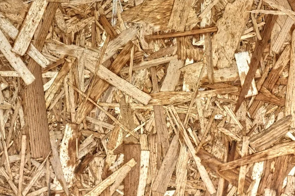Płyty Osb lub brązowe wióry drewniane przeszlifowane na drewnianym tle. — Zdjęcie stockowe