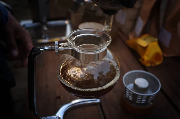 Nahaufnahme von heißen Kaffeezubereitungsgeräten auf dem Holztisch. — Stockfoto
