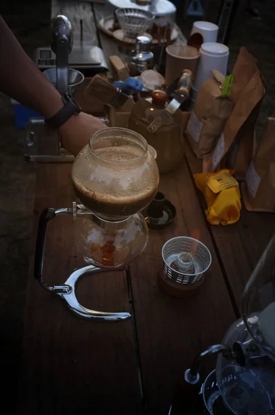 木製のテーブルカウンターでホットコーヒー醸造ガジェットの閉鎖. — ストック写真