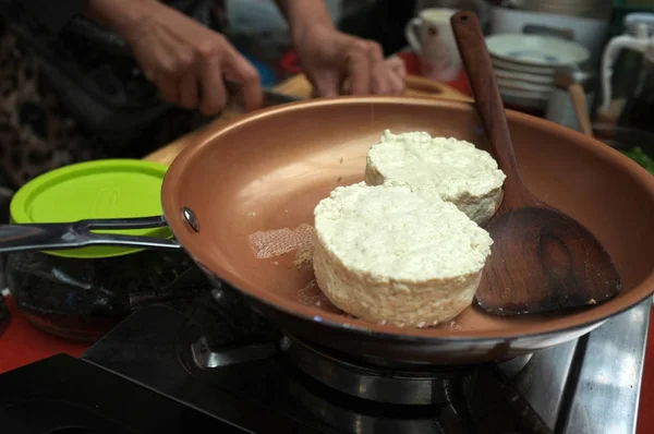 Женщина готовит тофу агедаши с соевым соусом — стоковое фото