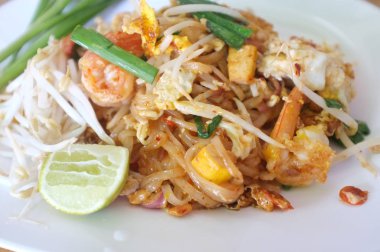 Tayland mutfağı, erişteli Padthai yemeği ve limon.
