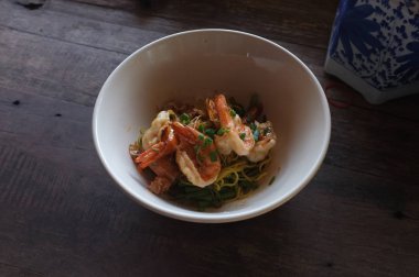 Tayland mutfağı, karidesli yumurtalı erişte.