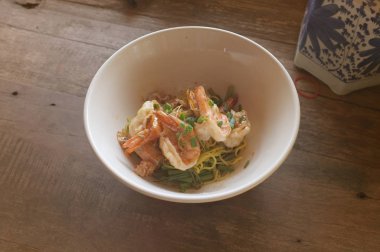 Tayland mutfağı, karidesli yumurtalı erişte.