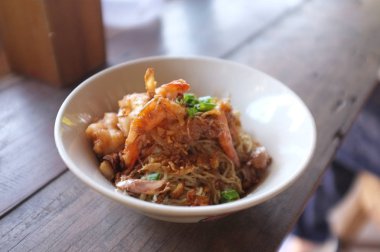 Tayland mutfağı, karidesli yumurtalı erişte.