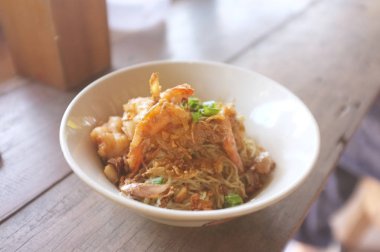 Tayland mutfağı, karidesli yumurtalı erişte.