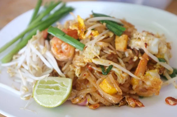 Cozinha tailandesa, Noodle padthai comida com limão no prato — Fotografia de Stock