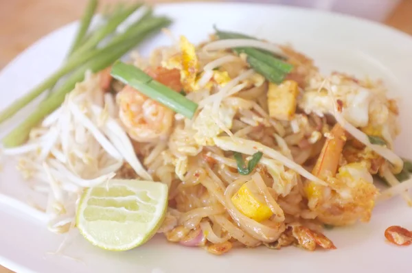 Cozinha tailandesa, Noodle padthai comida com limão no prato — Fotografia de Stock