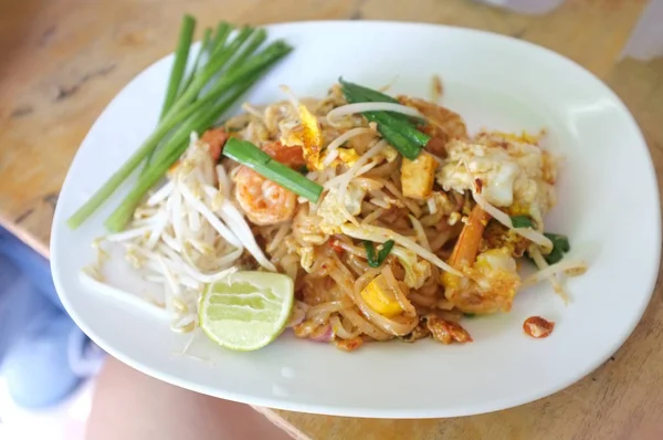 Тайська кухня, Noodle padthai їжа з лимоном в тарілці. — стокове фото