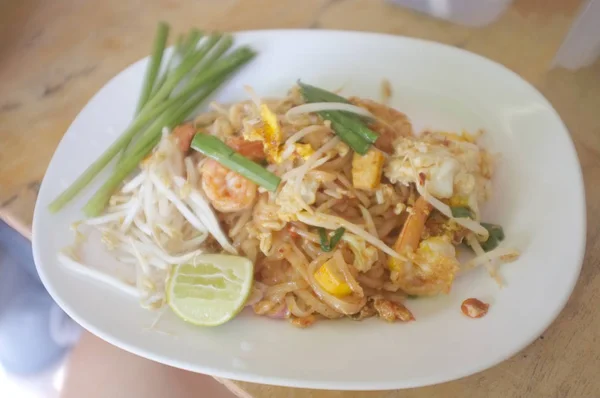 Thailändische Küche, Nudel-Padthai-Essen mit Zitrone im Gericht — Stockfoto