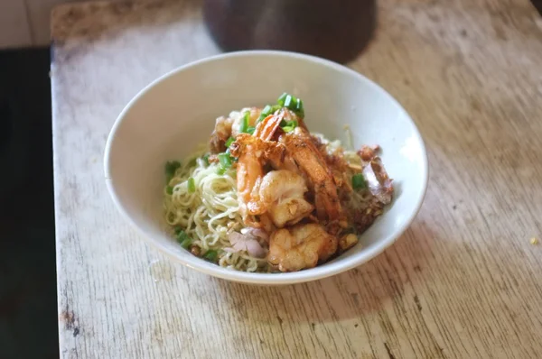 タイ料理、エビ入り卵麺 — ストック写真