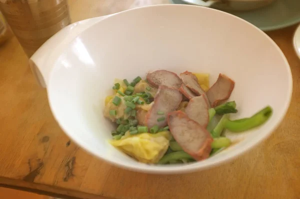 Fideos de huevo Wantan y cerdo rojo asado en rodajas. comida callejera asiática —  Fotos de Stock