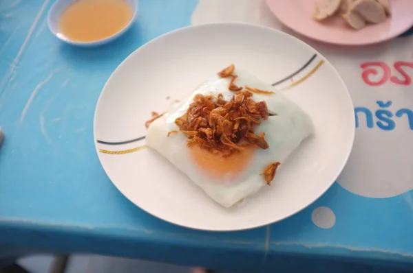 Eine weltbekannte Delikatesse aus Sakon Nakhon, Thailand. gedämpfte Reishaut-Knödel mit Ei oder vietnamesische Reisnudeln — Stockfoto