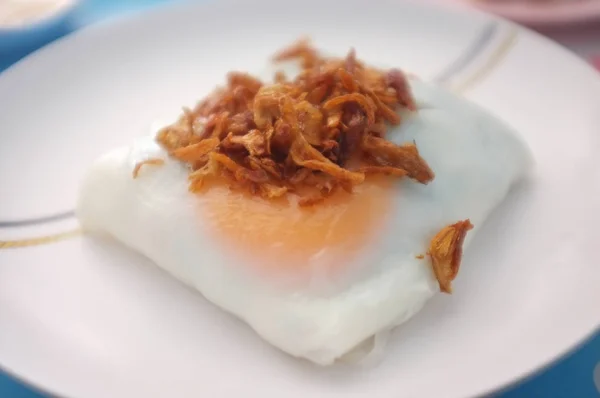 En världsberömd delikatess från Sakon Nakhon, Thailand. Dumplingar av ångkokt ris med ägg- eller vietnamesisk ångkokt risnudel — Stockfoto