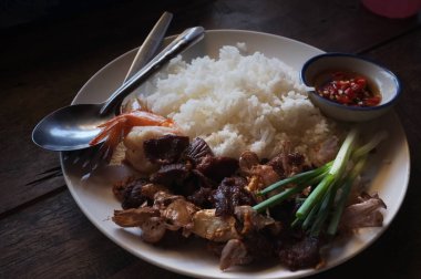 Kızarmış biftek ve sarımsaklı karides. 