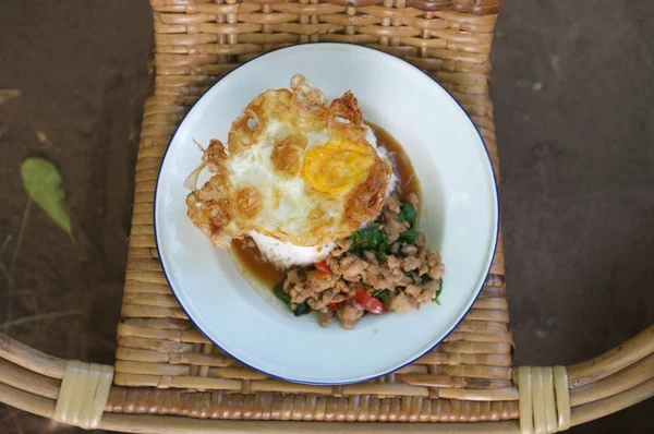 Nasi ditaburi dengan daging babi goreng dan kemangi dan telur goreng, makanan sehat Konsep, makanan organik — Stok Foto