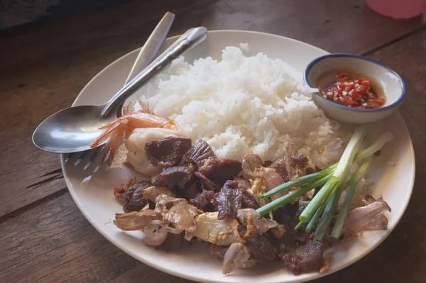 Daging sapi goreng dan udang dengan bawang putih — Stok Foto