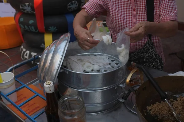 Bangkok, thailand / februar 02 2020: talat noi (charoen krung), der alte bezirk, der noch immer reif ist, alte ecke des gebäudes. talat noi market, finden Sie ein chinesisches Dessert-Geschäft: bangk — Stockfoto