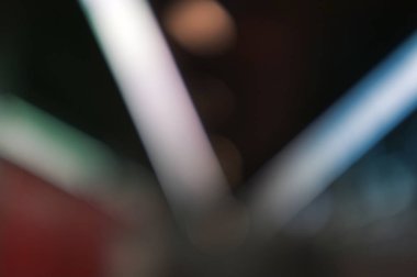 Neon ışığı dumanı. Koyu bulanık bokeh soyut arkaplan   