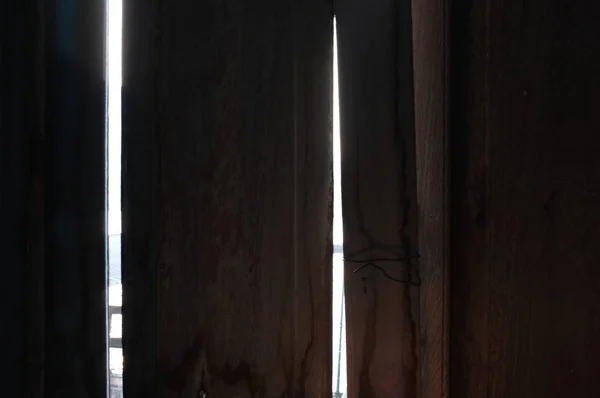 Alte Holzwand mit Lichtstrahlen Hintergrund — Stockfoto