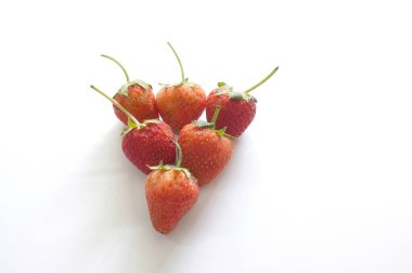 Beyaz arka planda taze çilek .
