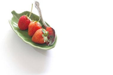  Yeşil tabakta taze çilek. beyaz arkaplan