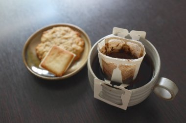 Anında demlenmiş taze kahve, kremalı krakerle servis edilen taze kahve torbası. metin eklemek için boşluk kopyala 