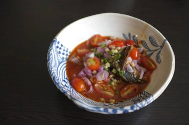 Baharatlı konserve sardalya salatası, Tayland fast food. 