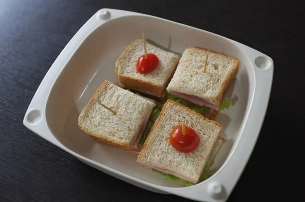 Het Ontbijt Met Vierkante Mini Sandwiches — Stockfoto