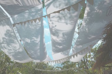 Tente mavi gökyüzü üzerinde. Gökyüzü ve bulutlar görünümünden altında beyaz tuval çatı arasında. Uzay kopyalayın. Metin için yer. 