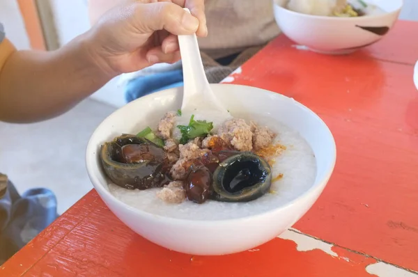 Thaise Streetfood Rijstpap Met Eeuwenoud Gekonfijte Eendeneieren Gehakt Varkensvlees — Stockfoto