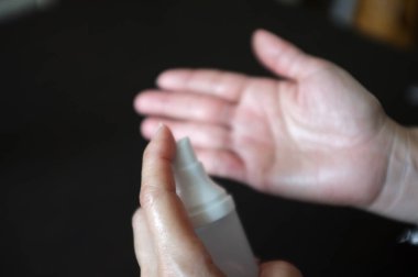 Kapatın. El dezenfektanı alkollü jel. Temiz ellerle, hijyen önleyici Coronavirüs virüsü ya da covid 19