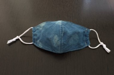 El yapımı koruyucu maske. Pamuktan yapılmış antivirüs maskesi. Boya kumaşı doğal renk yüz maskesi salgın hastalık virüsü COVID-19 sırasında. Yüz koruyucu maskesi