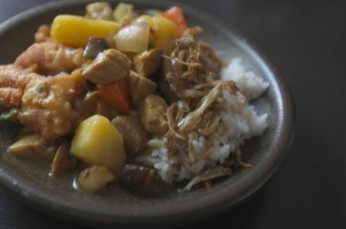 Lezzetli körili domuz eti ve pilav ile kızartılmış küçük balık.