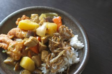 Lezzetli körili domuz eti ve pilav ile kızartılmış küçük balık.