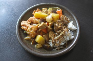 Lezzetli körili domuz eti ve pilav ile kızartılmış küçük balık.