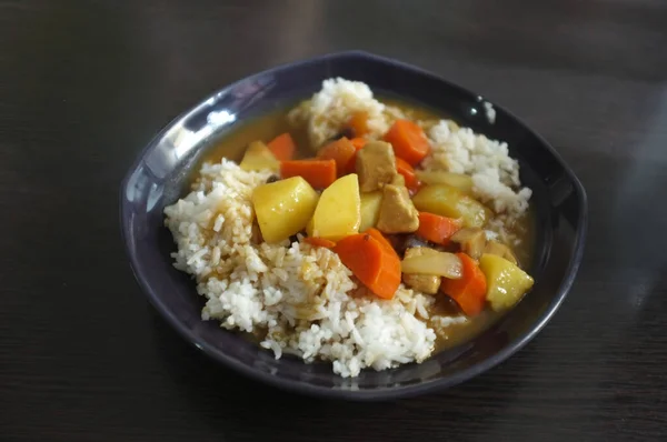 Köstliches Schweinecurry Und Kleine Fische Gebraten Mit Reis — Stockfoto