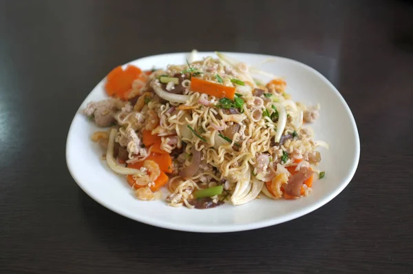 Mâncare Stradală Stil Thailandez Salată Picantă Tăiței Instant Carne Porc — Fotografie, imagine de stoc