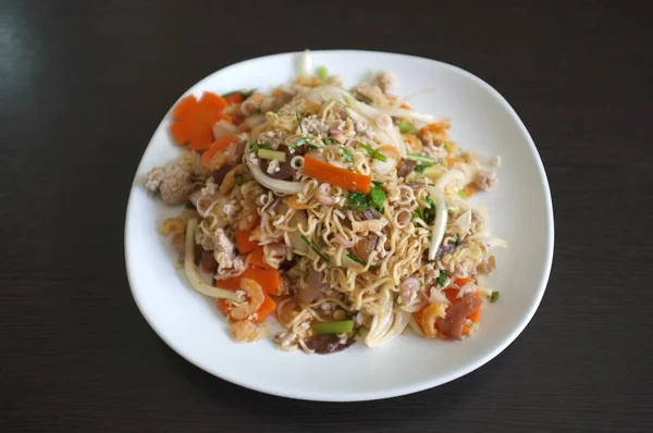 타이식 길거리 돼지고기와 야채가 국수매운 샐러드 — 스톡 사진