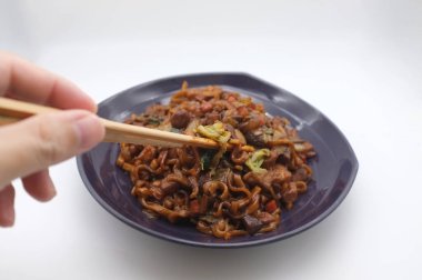 Kore fasulyeli erişte veya jajangmyeon - kara soslu erişte