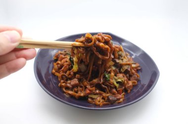 Kore fasulyeli erişte veya jajangmyeon - kara soslu erişte