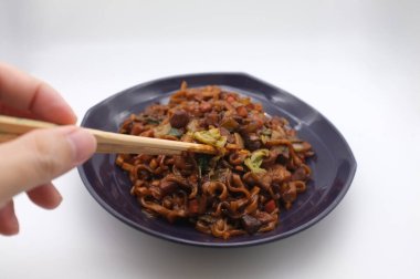 Kore fasulyeli erişte veya jajangmyeon - kara soslu erişte