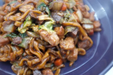 Kore fasulyeli erişte veya jajangmyeon - kara soslu erişte