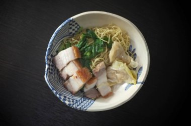 Yumurta Erişteli Çıtır Kızarmış Domuz eti ve Wonton Mantı ve Çin Kalesi, Asya Gıda Füzyon Stili