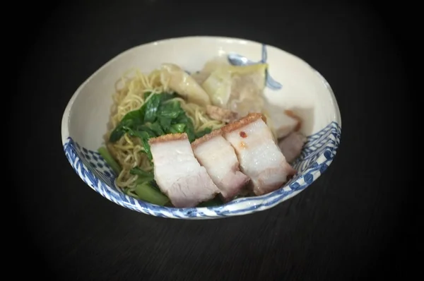 クリスピーローストベリーポークとワンタン餃子と中国のケールと卵麺 アジア料理の融合スタイル — ストック写真